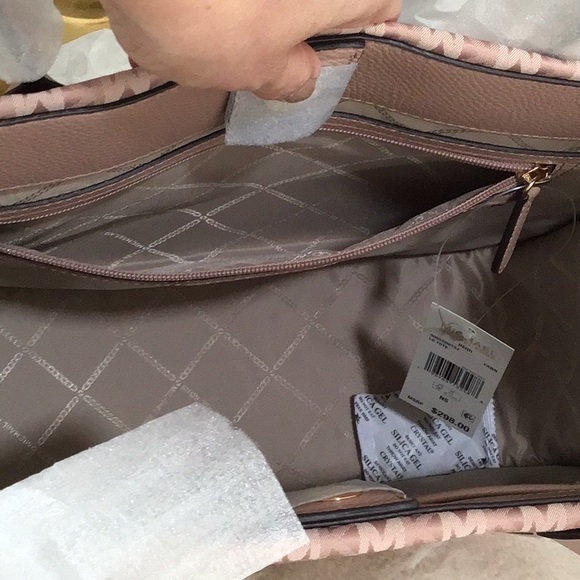 🆕 MICHAEL KORS “ Heidi” Semi-Lux Canvas Leather Signature Logo Large Tote Fawn - Picture 10 of 11